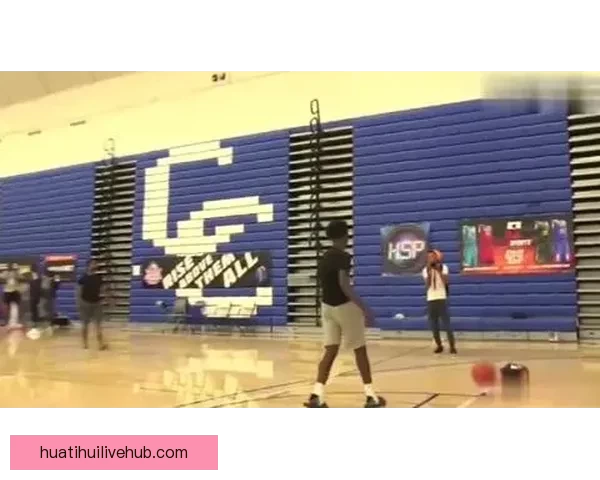 约基奇赛后穿小黄人拖鞋亮相曾COS格鲁角色趣味十足